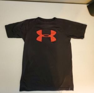 UNDER ARMOUR BOYS SHIRT BLK. SZ MED. BLK/RED.